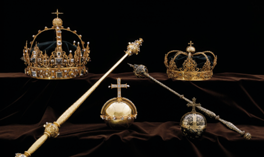 Các vương miện của vua Karl IX và nữ hoàng Kristina cùng một quả cầu hoàng gia Thụy Điển bị đánh cắp từ nhà thờ Strängnäs. Ảnh: Cảnh sát Thụy Điển. 