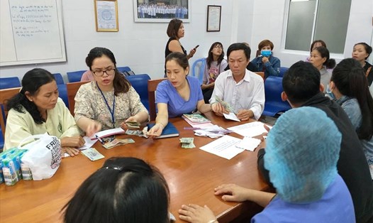 Bệnh viện Đà Nẵng cử cán bộ, nhân viên giúp người nhà các nạn nhân nhận tiền hỗ trợ từ các "Mạnh Thường Quân". Ảnh: TT