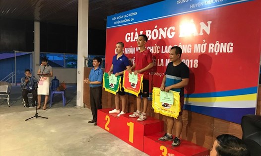Chủ tịch LĐLĐ huyện Mường La Nguyễn Văn Tuấn trao giải cho các vận động viên.