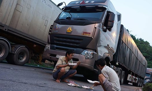 Lái xe container đường dài tại cửa khẩu Tân Thanh (Lạng Sơn).