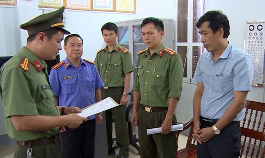 Công an đọc lệnh bắt tạm giam các đối tượng liên quan vụ gian lận điểm thi ở Sơn La.