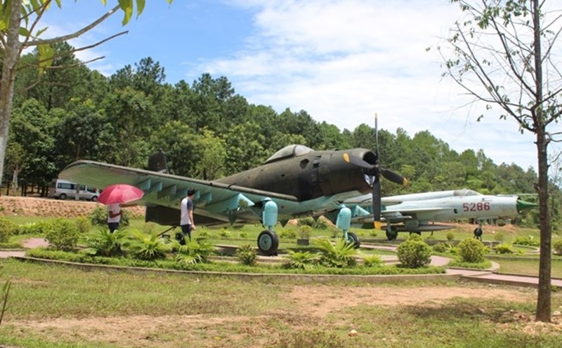 Những chiếc máy bay là hiện vật chiến tranh. Ảnh: Trần Tuấn