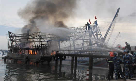 Cháy tàu cá của ngư dân Nghệ An ở Cảng Kỳ Hà hồi tháng 5.2018. Ảnh: M.C