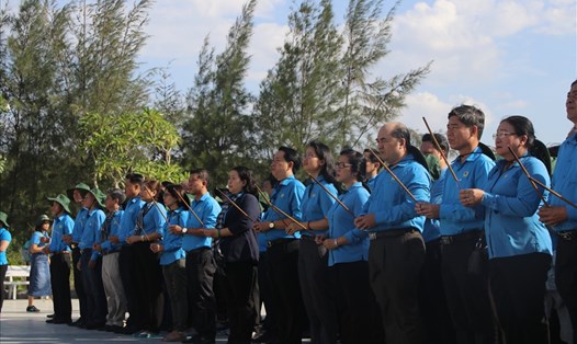 Khởi đầu chuyến đi "Về nguồn", 360 đoàn viên, cán bộ công đoàn TP Hồ Chí Minh dâng hương tại khu tưởng niệm Gạc Ma. Ảnh: P.Linh