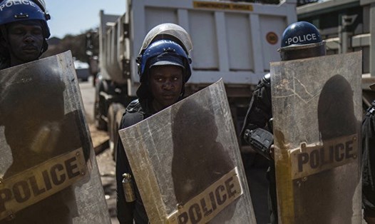 Cảnh sát Zimbabwe đang chống bạo động, biểu tình trên đường phố Harare (thủ đô Zimbabwe) - Ảnh: AP