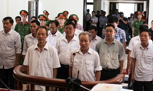 Nhóm cựu cán bộ xã Đồng Tâm và huyện Mỹ Đức trong phiên tòa sơ thẩm.