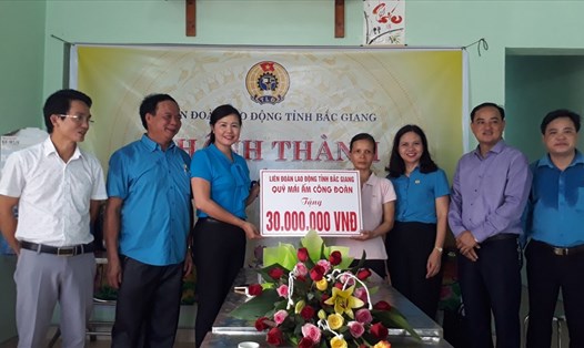 Lãnh đạo LĐLĐ tỉnh Bắc Giang trao hỗ trợ từ Quỹ Mái ấm Công đoàn cho gia đình chị Tú. 