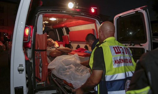 Người bị thương ở thị trấn Sderot được đưa lên xe cứu thương. Ảnh: AP