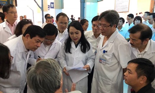 Bộ trưởng Bộ Y tế kiểm tra tại BV Việt Đức. Ảnh: PV