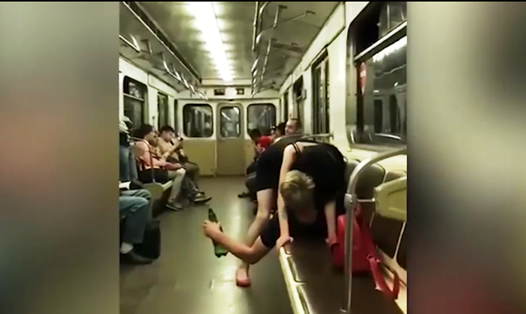 Video cặp đôi định "mây mưa" trên tàu điện ngầm thu hút sự chú ý của cư dân mạng. Ảnh: Cắt từ video 