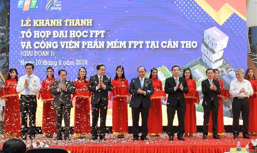 Thủ tướng Nguyễn Xuân Phúc cắt băng khánh thành giai đoạn 1 tổ hợp Đại học và công viên phần mềm FPt tại Cần Thơ. 