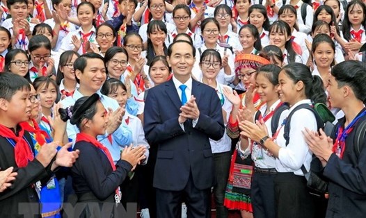 Chủ tịch Nước Trần Đại Quang và các đại biểu là chỉ huy Đội giỏi tại Phủ Chủ tịch ngày 10.8. Ảnh: TTXVN