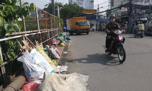 Điểm tập kết rác ô nhiễm trên đường Lê Quang Định, Q.Gò Vấp, TPHCM.  Ảnh: M.Q