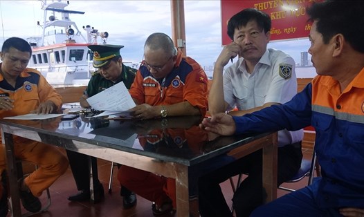 Lực lượng cứu hộ đang bàn giao các thuyền viên bị nạn cho cơ quan chức năng. (Ảnh: Trung tâm phối hợp tìm kiếm cứu nạn hàng hải khu vực II cung cấp) 