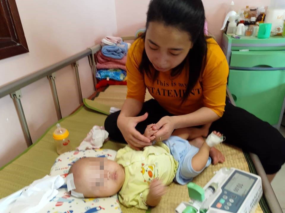 Người mẹ trẻ cầu cứu các mạnh thường quân giúp đỡ để con mình được sống.