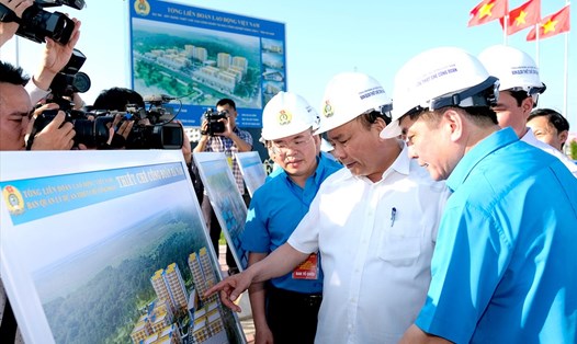 Thủ tướng Nguyễn Xuân Phúc và Chủ tịch Tổng LĐLĐVN Bùi Văn Cường thăm thiết chế công đoàn tại Hà Nam. Ảnh VGP