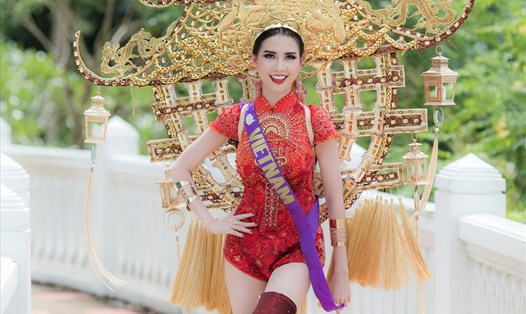 Bộ trang phục áo dài Việt lai áo tắm gây tranh cãi của Phan Thị Mơ. 