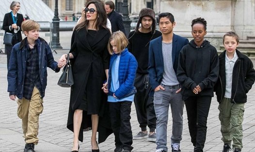 Jolie bị cho là cố tình chia rẽ các con và Pitt, còn nữ diễn viên tố chồng không góp tiền nuôi con. Ảnh: People.