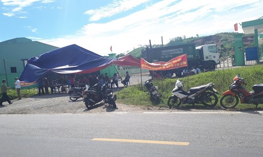 Hình ảnh người dân chặn trước cổng nhà máy xử lý rác thải Phú Hà sáng 11.8