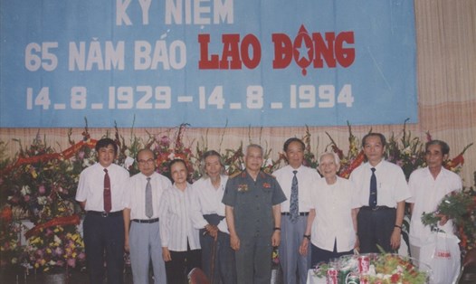 Nhạc sĩ Văn Cao cùng cố Đại tướng Văn Tiến Dũng cùng lãnh đạo Báo Lao Động tại lễ kỷ niệm 65 năm ngày ra số báo đầu tiên. Ảnh: HOÀNG LUẬT