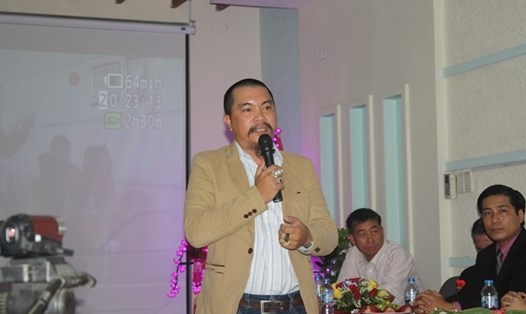 Đối tượng Nguyễn Hữu Tiến tại một buổi hội thảo. Ảnh: CAND
