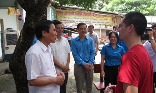 Chủ tịch UBND tỉnh Thái Nguyên Vũ Hồng Bắc (trái) và Chủ tịch LĐLĐ tỉnh Vũ Duy Hoàng (giữa) thăm hỏi CNLĐ tại khu nhà trọ tự quản trên địa bàn TP. Sông Công.
