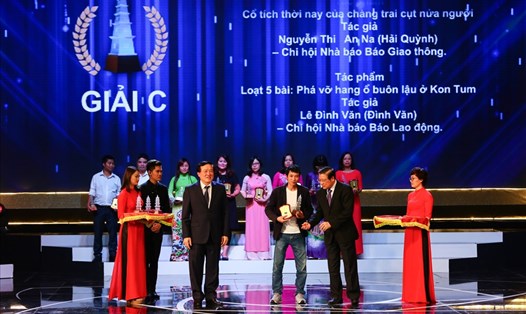 Tác giả Đình Văn nhận Giải C Giải Báo chí QG 2017.