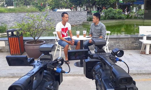Phóng viên Đăng Huỳnh trò chuyện cùng cựu tuyển thủ Vũ Như Thành. Ảnh: PV