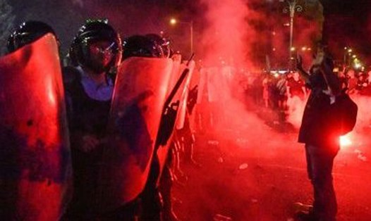 Đụng độ đã xảy ra trong một cuộc biểu tình rầm rộ chống tham nhũng tại thủ đô Bucharest. Ảnh: AFP