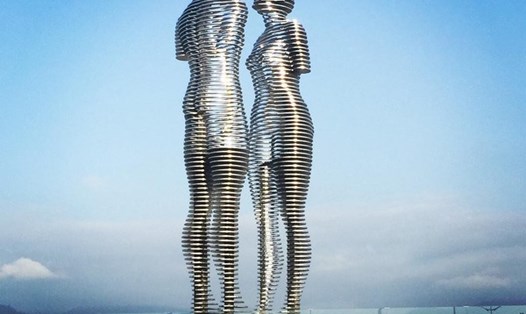 Cứ 19h hàng ngày, hai bức tượng bắt đầu chuyển động. Ảnh: T.L