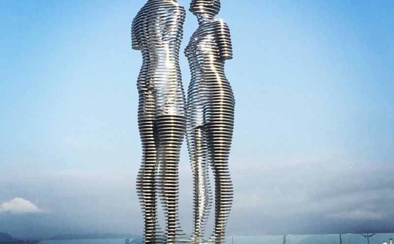 Cứ 19h hàng ngày, hai bức tượng bắt đầu chuyển động. Ảnh: T.L