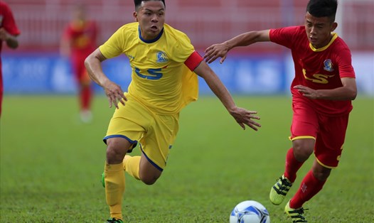 U15 SLNA (áo vàng) khẳng định sức mạnh khi vượt qua chủ nhà Sài Gòn FC ở trận khai màn giải. 