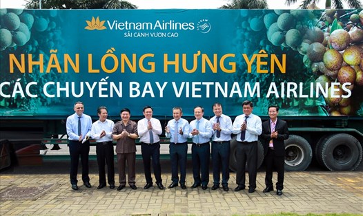 Phó Thủ tướng Vương Đình Huệ thăm và chụp ảnh lưu niệm cùng chuyến xe đầu tiên chở nhãn lồng Hưng Yên để cấp lên máy bay của Vietnam Airlines