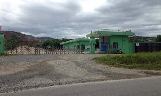 Người dân ở thôn Nam Xuân Sơn, xã Kỳ Tân, huyện Kỳ Anh đã tháo dỡ phông bạt, không còn chặn cổng Nhà máy xử lý rác thải Phú Hà.