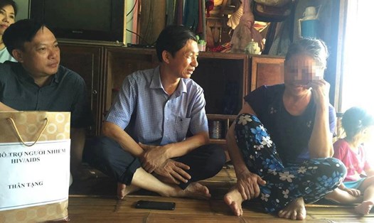 Lãnh đạo Bộ Y tế hỏi thăm các gia đình ở xã Kim Thượng, huyện Tân Sơn, Phú Thọ trong sáng 13.8