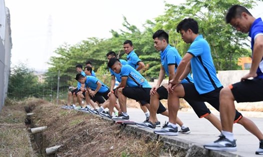 Các tuyển thủ Việt Nam tập bên cạnh cống thoát nước. Ảnh: Sport5.vn