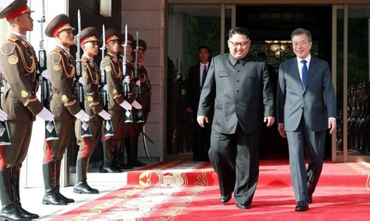 Lãnh đạo Hàn Quốc - Triều Tiên trong cuộc gặp thượng đỉnh lần 2 hồi tháng 5 năm nay. Ảnh: AFP. 