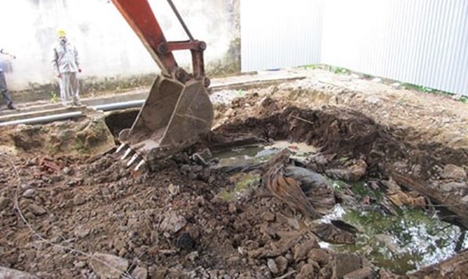 Hàng tấn thuốc sâu được đào lên tại khu vực khuôn viên Công ty CP Nicotex Thanh Thái sau khi người dân tố cáo. Ảnh: PV