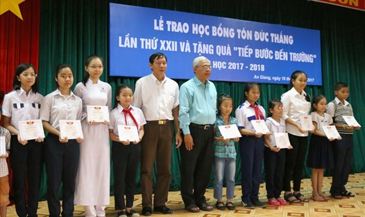 Ông Nguyễn Thiện Phú - Chủ tịch LĐLĐ An Giang (thứ 6 trái sang) trao học bổng Tôn Đức Thắng lần thứ XXII. Ảnh: LT