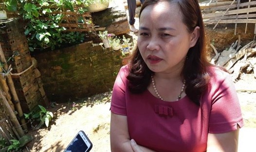 Bà Nguyễn Ngọc Hoa, Giám đốc Trung tâm Y tế dự phòng huyện Tân Sơn thông tin sự việc. Ảnh: Nguyễn Định
