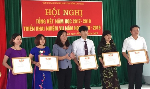 Chủ tịch LĐLĐ tỉnh Lai Châu Nguyễn Thị Thiện tặng bằng khen cho các tập thể, cá nhân có thành tích xuất sắc trong năm học 2017-2018.