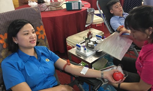 Đây là lần thứ 4 chị Phí Thị Thu Hương - Ban Tổ chức Tổng LĐLĐVN tham gia hiến máu tình nguyện. Chị Hương chia sẻ, khi biết giọt máu của mình có thể giúp được nhiều người chị cảm thấy rất vui và sẽ tiếp tục hiến máu. Ảnh: M.B