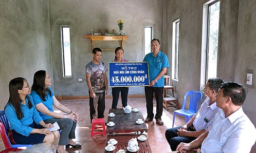 Đồng chí Phạm Sơn – Phó Chủ tịch LĐLĐ tỉnh; Trưởng ban quản lý quỹ trao 45 triệu đồng cho đoàn viên Đỗ Thị Thủy.