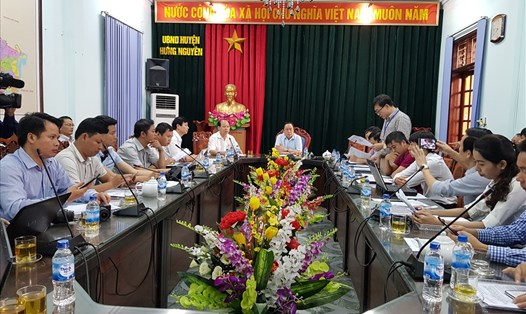 UBND huyện Hưng Nguyên họp báo công bố thông tin cưỡng chế thu hồi đất. Ảnh: PV