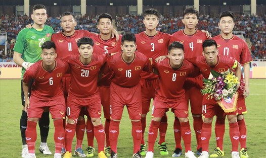 HLV Park Hang-seo trao trọng trách thủ lĩnh U23 Việt Nam cho Văn Quyết. Ảnh: H.A