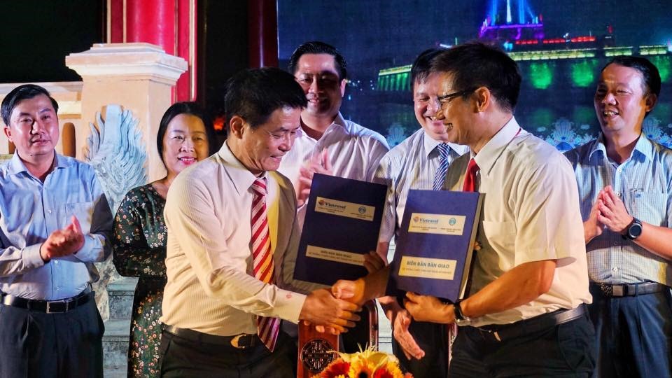 Đại diện lãnh đạo công ty Vietravel và Trung tâm Bảo tồn Di tích Cố Đô Huế bàn giao hệ thống chiếu sáng mỹ thuật Kỳ Đài Huế.  