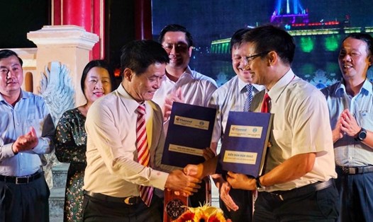 Đại diện lãnh đạo công ty Vietravel và Trung tâm Bảo tồn Di tích Cố Đô Huế bàn giao hệ thống chiếu sáng mỹ thuật Kỳ Đài Huế.