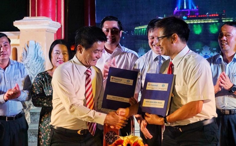 Đại diện lãnh đạo công ty Vietravel và Trung tâm Bảo tồn Di tích Cố Đô Huế bàn giao hệ thống chiếu sáng mỹ thuật Kỳ Đài Huế.