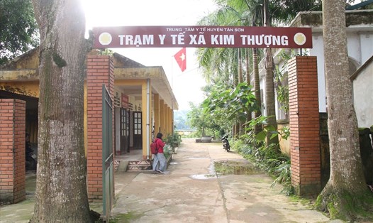 Trạm y tế xã Kim Thượng- xã có nhiều người dân nhiễm HIV chưa rõ nguồn lây. Ảnh: PV