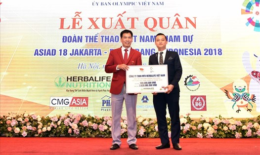 Ông Phạm Tường Huy (Tổng giám đốc Herbalife Việt Nam) trao tặng bản tượng trưng giá trị tài trợ cho Trưởng đoàn, đại diện Đoàn TTVN.